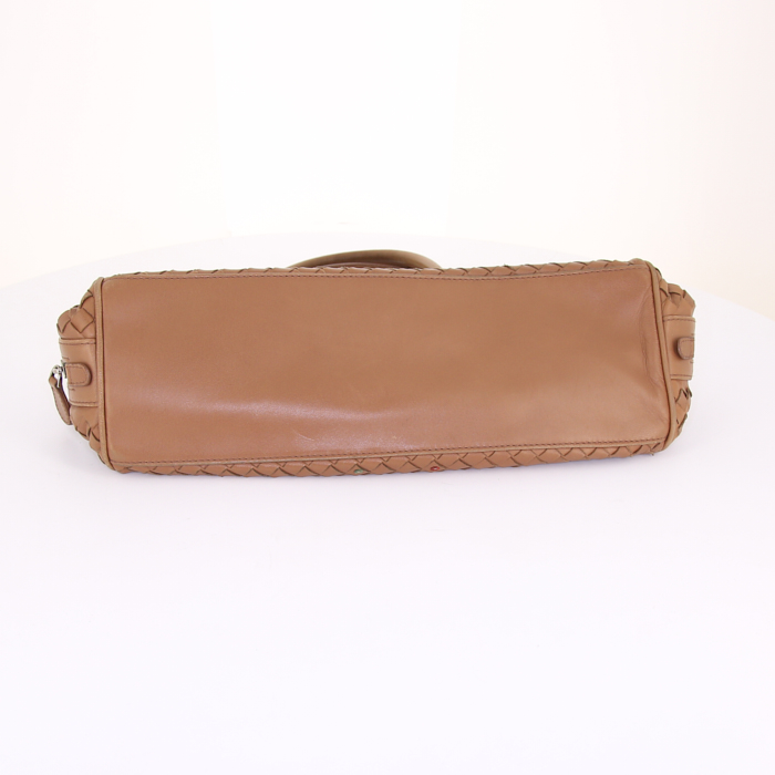 Bolso de mano Bottega Veneta en cuero intrecciato color camel - Detail D4