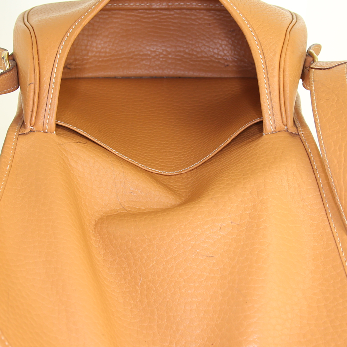 Borsa a tracolla Hermès Duffle in pelle Fjord gold - Detail D2