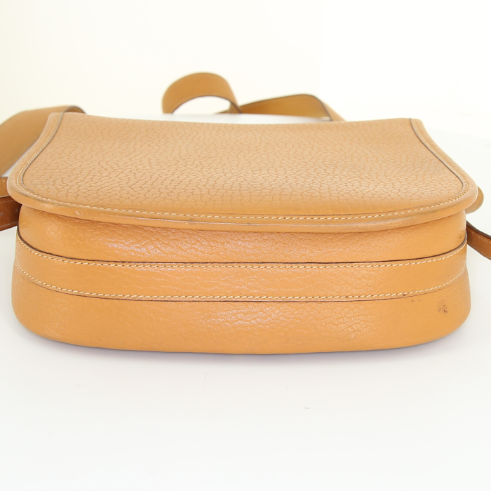 Borsa a tracolla Hermès Duffle in pelle Fjord gold - Detail D4