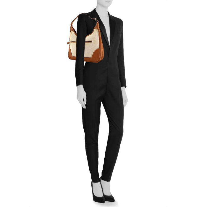 Bolso de mano Hermès Trim en lona beige y cuero Chamonix color oro - Detail D1