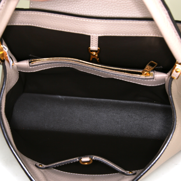Louis Vuitton Capucines medium model handbag in beige grained leather - Detail D3