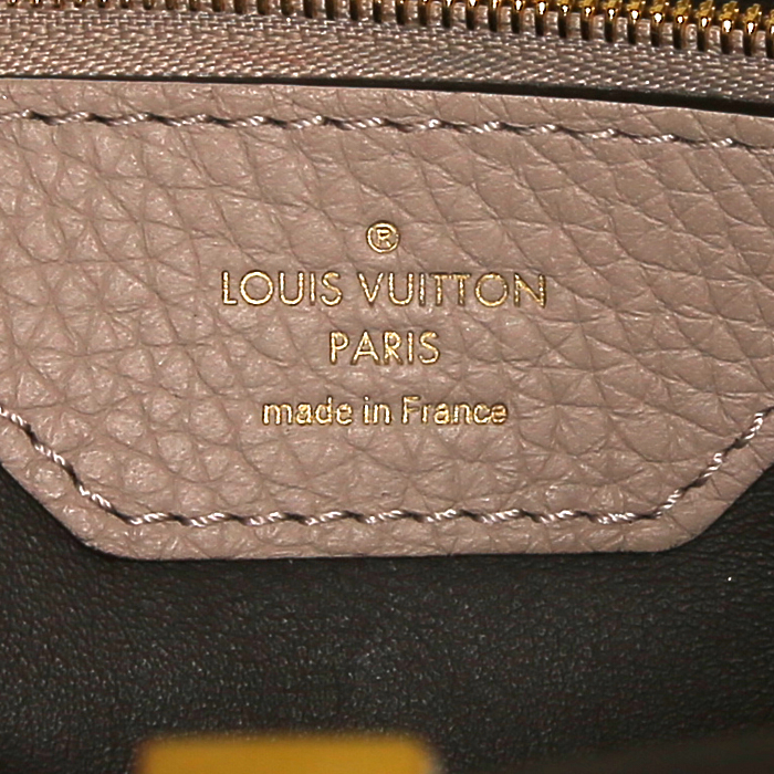 Louis Vuitton Capucines medium model handbag in beige grained leather - Detail D4