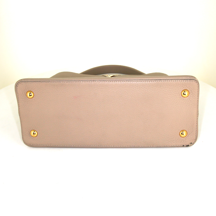 Louis Vuitton Capucines medium model handbag in beige grained leather - Detail D5