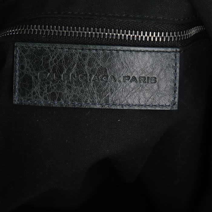 Bolsa de viaje Balenciaga Courrier XL en cuero gris - Detail D3