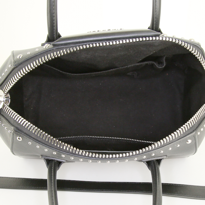 Bolso de mano Givenchy Antigona en cuero negro - Detail D3