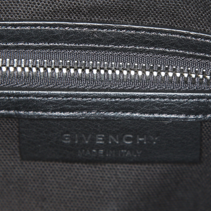 Givenchy Antigona handbag in black leather - Detail D4