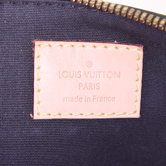 Bolso bandolera Louis Vuitton Alma BB en charol Monogram blanco y negro - Detail D4