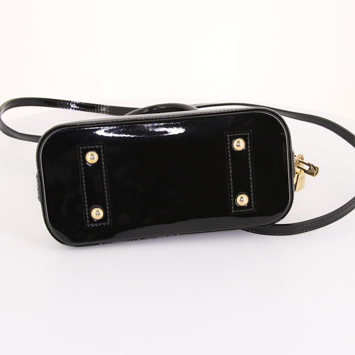 Louis Vuitton Alma BB shoulder bag in white and black monogram patent leather - Detail D5