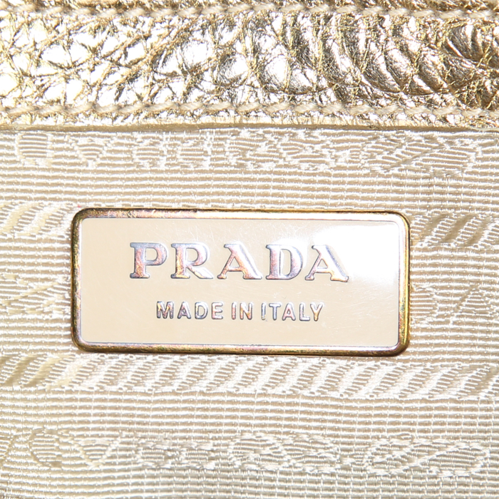 Bolso de mano Prada en cuero dorado - Detail D4