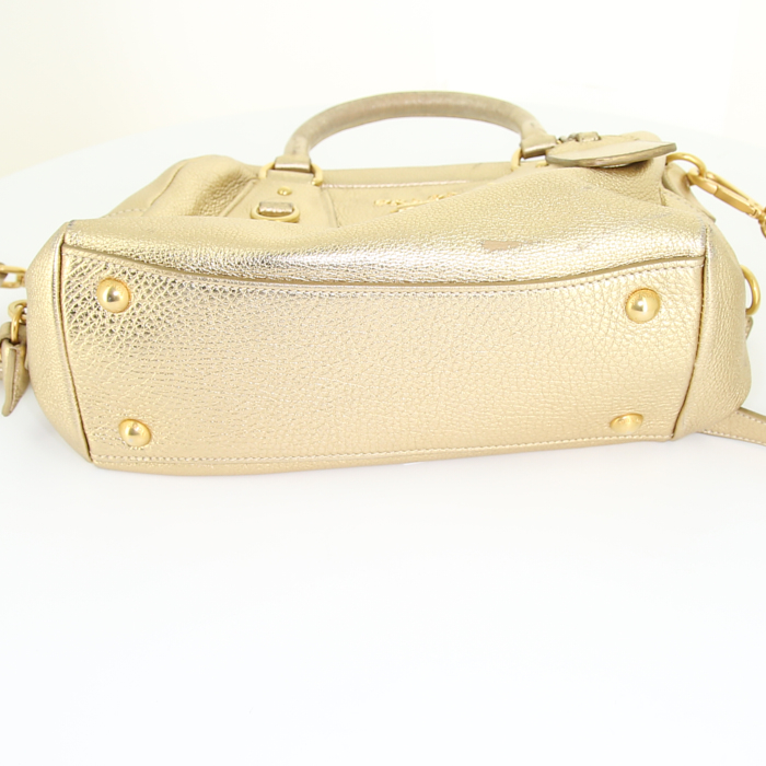 Bolso de mano Prada en cuero dorado - Detail D5