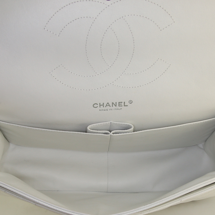 Bolso de mano Chanel Timeless jumbo en cuero granulado acolchado blanco - Detail D2