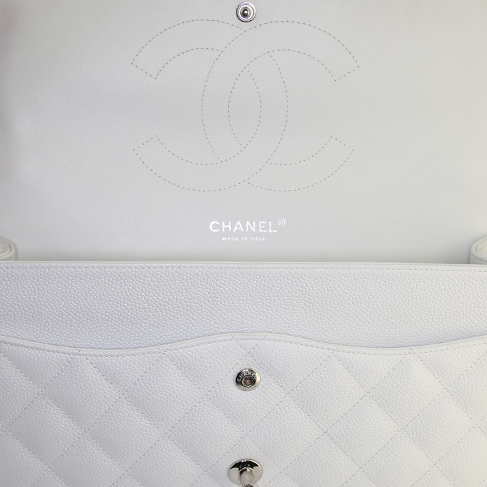 Chanel Timeless jumbo handbag in white quilted grained leather - Detail D3