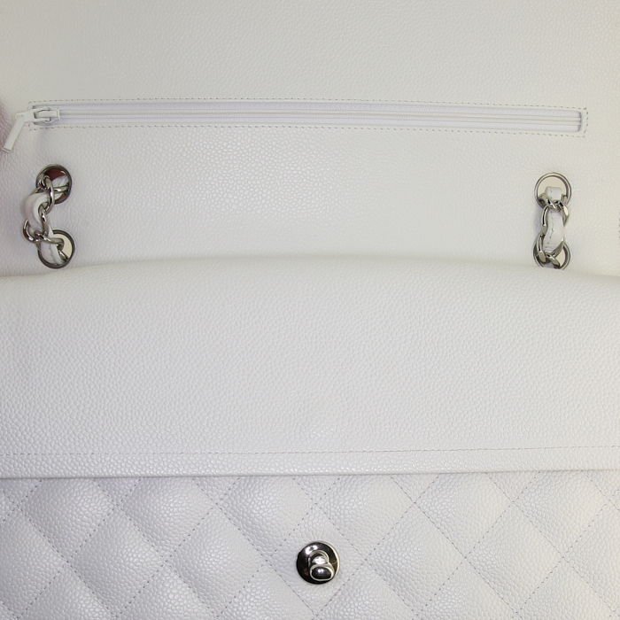 Bolso de mano Chanel Timeless jumbo en cuero granulado acolchado blanco - Detail D4