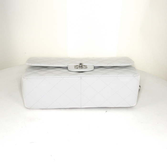 Bolso de mano Chanel Timeless jumbo en cuero granulado acolchado blanco - Detail D5