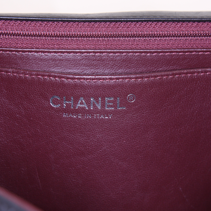 Bolso de mano Chanel Timeless Maxi Jumbo en cuero acolchado negro - Detail D4