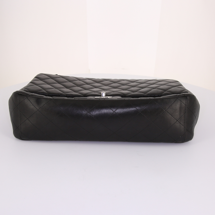 Bolso de mano Chanel Timeless Maxi Jumbo en cuero acolchado negro - Detail D5