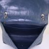 Bolso de mano Chanel Timeless Maxi Jumbo en cuero acolchado azul - Detail D3 thumbnail