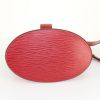 Bolso de mano Louis Vuitton Cluny en cuero Epi rojo - Detail D5 thumbnail