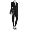 Bolso para llevar al hombro Louis Vuitton Sac d'épaule modelo mediano en cuero Epi negro - Detail D1 thumbnail