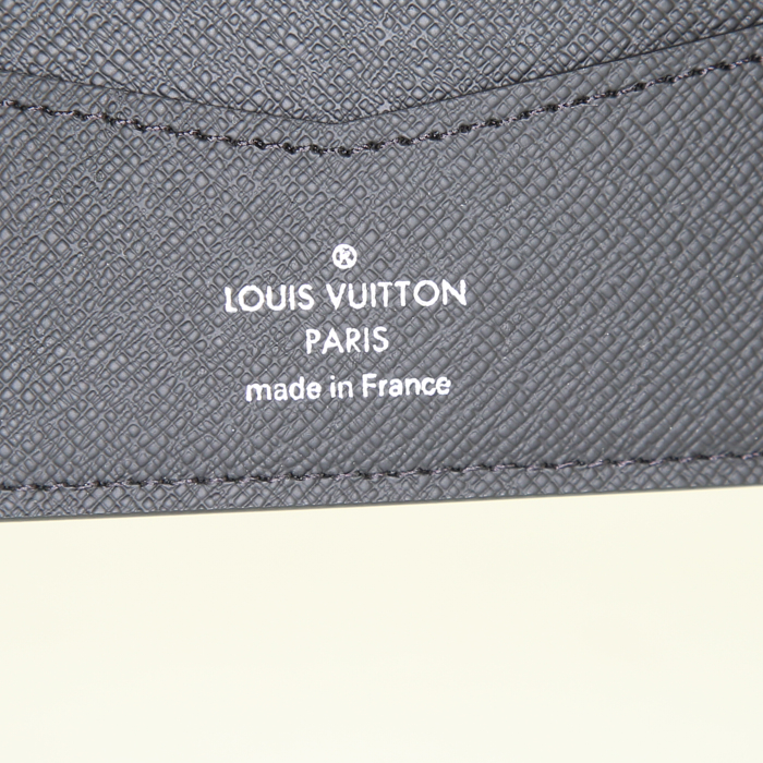 Louis Vuitton Slender wallet in black taiga leather - Detail D2