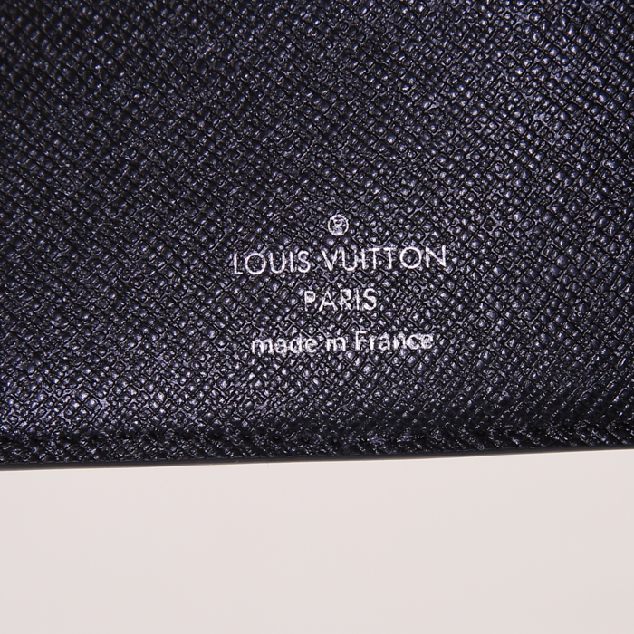 Billetera Louis Vuitton en cuero taiga negro - Detail D2