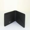 Portafogli Louis Vuitton in pelle taiga nera - Detail D2 thumbnail