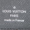 Billetera Louis Vuitton en cuero taiga negro - Detail D3 thumbnail