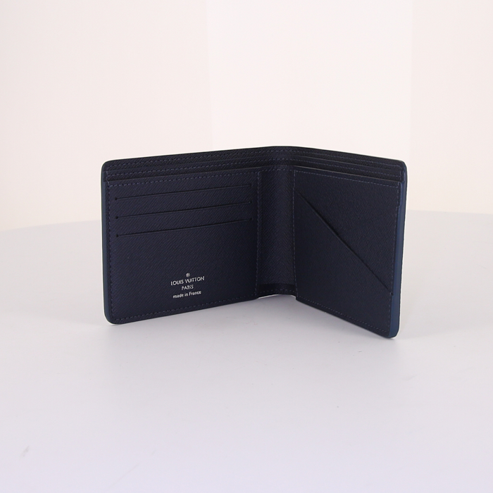 Louis Vuitton wallet in dark blue taiga leather - Detail D1