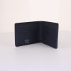 Billetera Louis Vuitton en cuero taiga azul oscuro - Detail D1 thumbnail