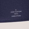 Portafogli Louis Vuitton in pelle taiga blu notte - Detail D2 thumbnail