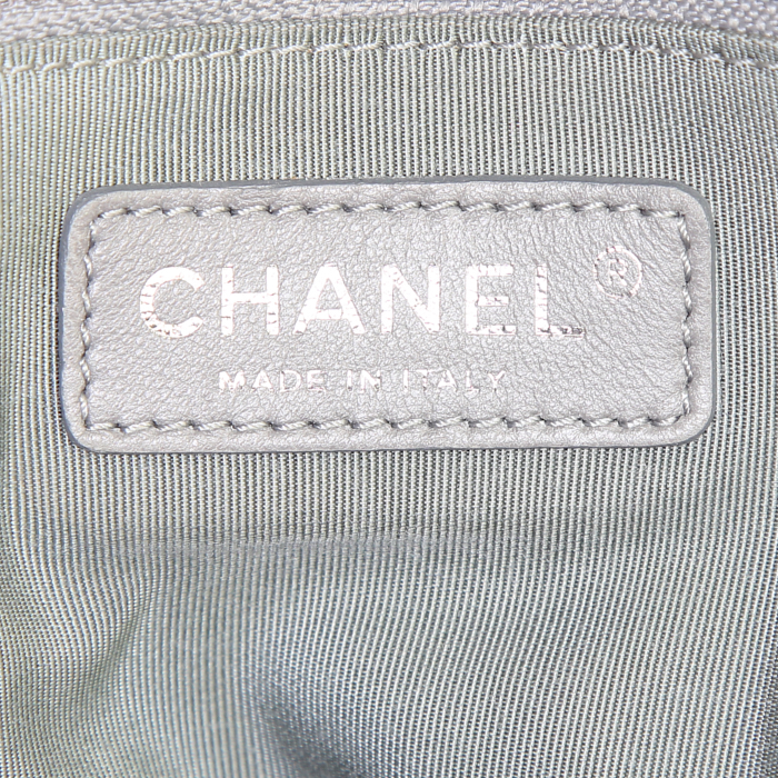 Chanel Timeless Maxi Jumbo handbag in burgundy quilted leather and burgundy canvas - Detail D4