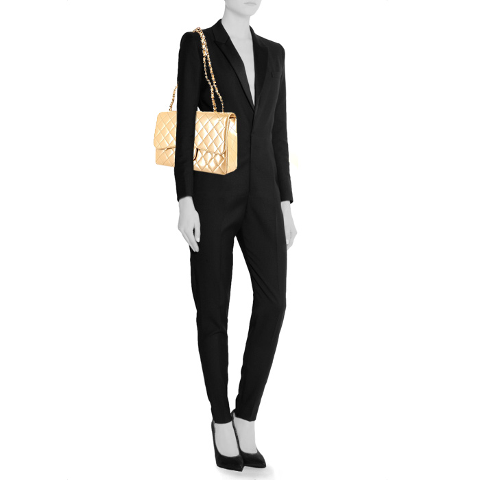 Chanel handbag in gold patent quilted leather - Detail D1