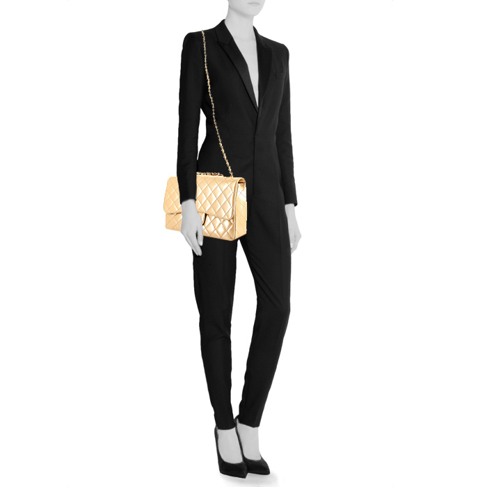 Chanel handbag in gold patent quilted leather - Detail D2