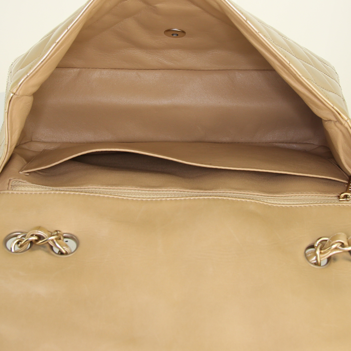 Bolso de mano Chanel en charol acolchado dorado - Detail D3