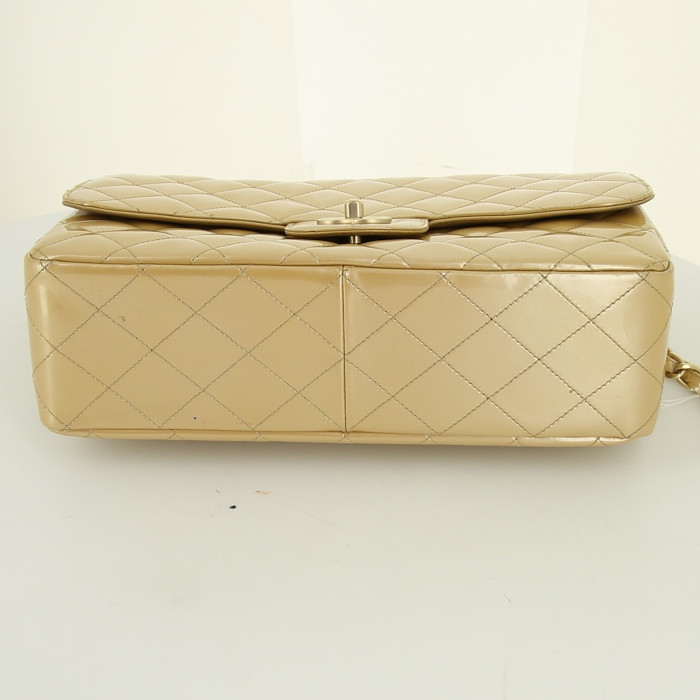 Sac à main Chanel en cuir vernis matelassé doré - Detail D5