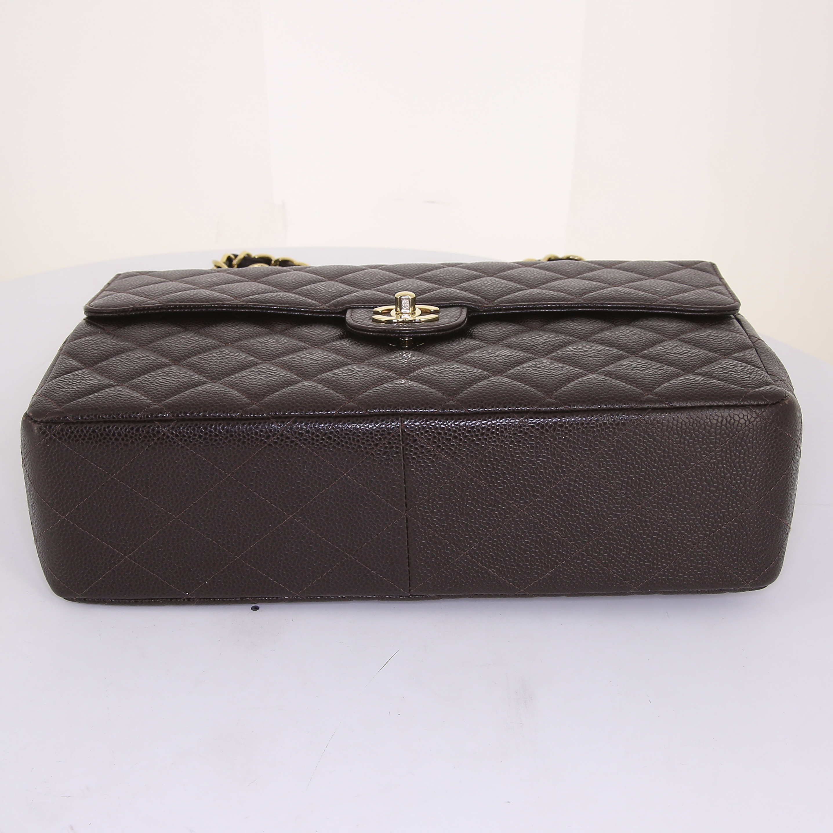 Chanel Timeless jumbo handbag in brown quilted grained leather - Detail D5