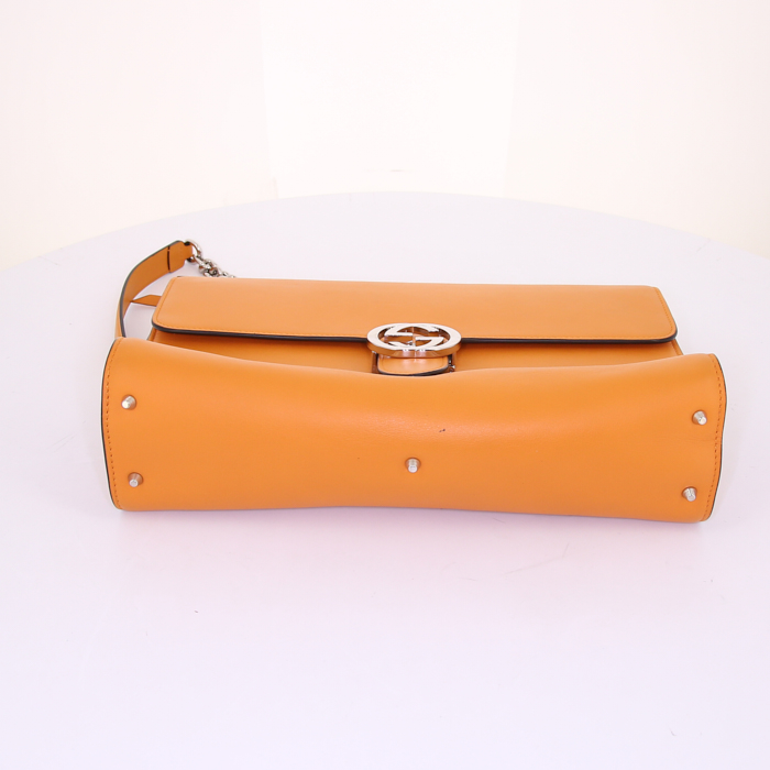 Gucci Interlocking G shoulder bag in orange leather - Detail D4