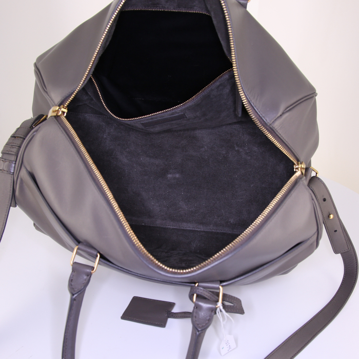 Saint Laurent Duffle handbag in grey leather - Detail D3