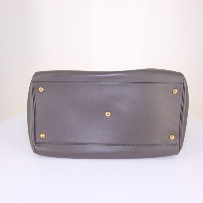 Saint Laurent Duffle handbag in grey leather - Detail D5