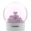 Palla di neve Chanel in vetro trasparente e plastico bianco - 360 thumbnail