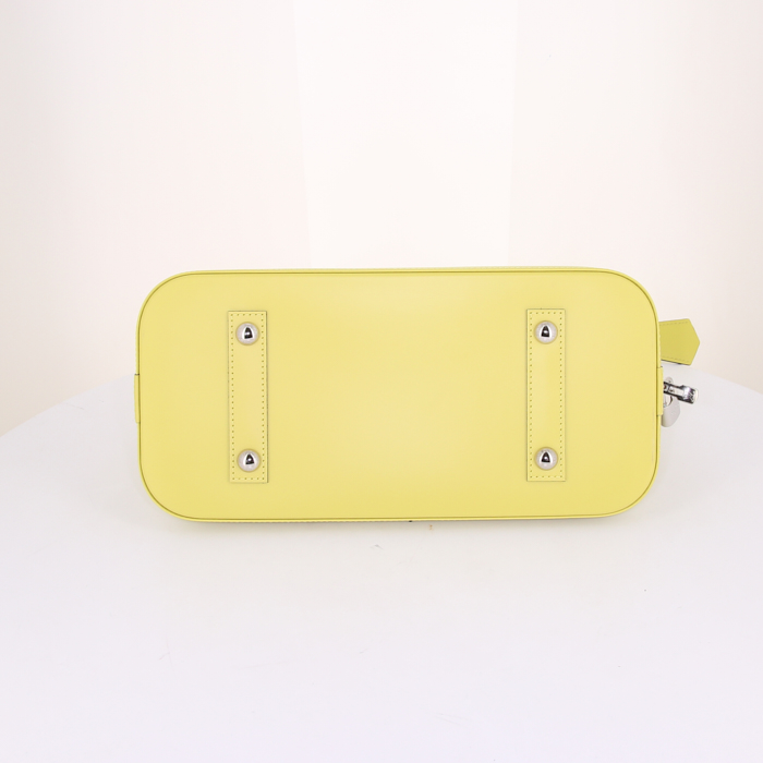 Sac à main Louis Vuitton Alma en cuir épi jaune Lime - Detail D4