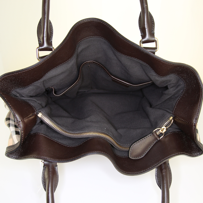 Bolso de mano Burberry en lona Haymarket beige y cuero marrón oscuro - Detail D2