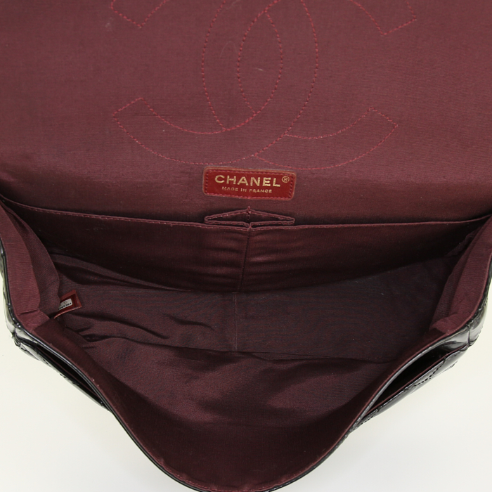 Bolso de mano Chanel 2.55 en vinilo negro - Detail D3