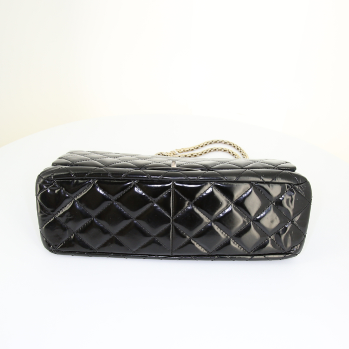 Sac à main Chanel 2.55 en vinyle noir - Detail D5