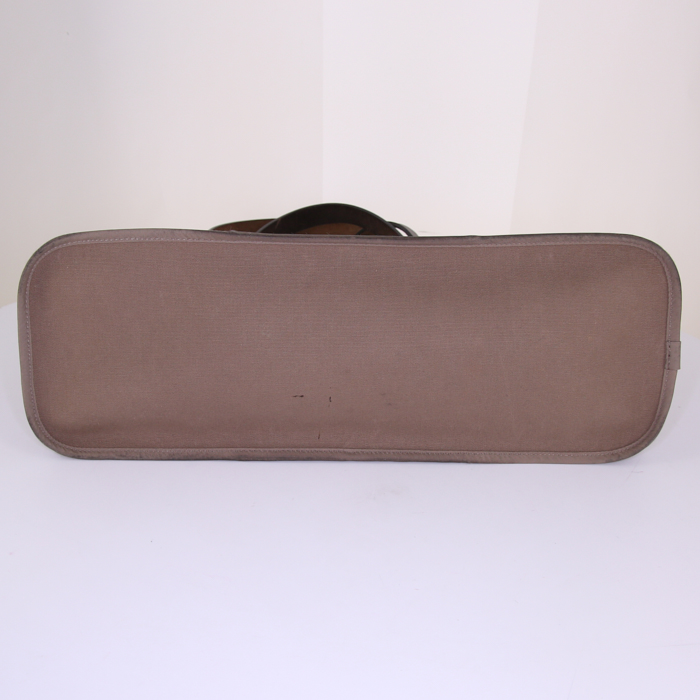 Hermès shopping bag in etoupe canvas and dark brown leather - Detail D5
