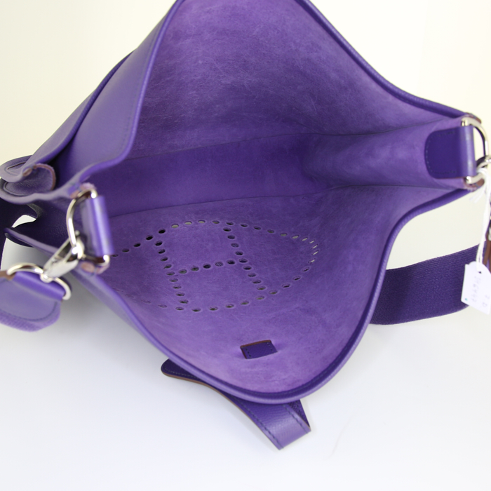 Borsa a tracolla Hermes Evelyne modello medio in pelle Epsom viola Anemone - Detail D2