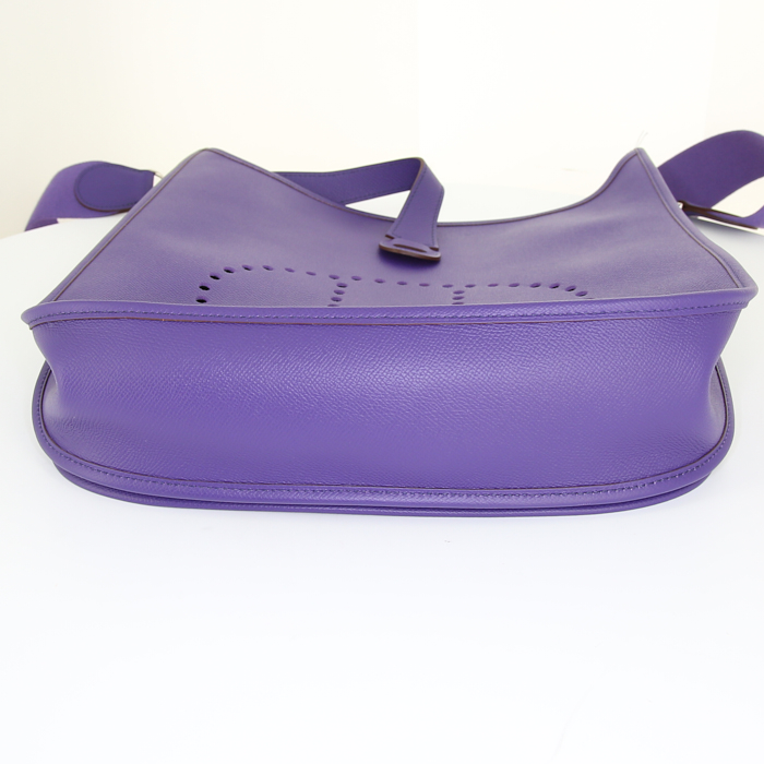 Sac bandoulière Hermes Evelyne moyen modèle en cuir epsom violet Anemone - Detail D4