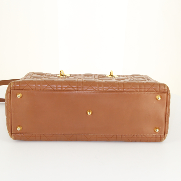 Sac à main Dior Lady Dior grand modèle en cuir matelassé marron - Detail D5