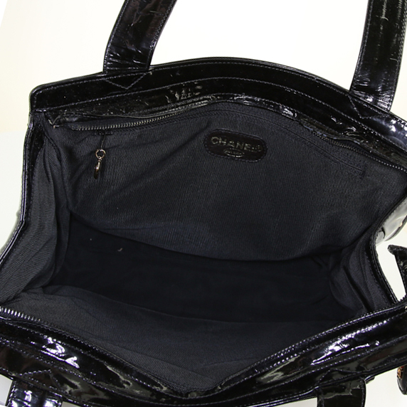 Sac cabas Chanel Grand Shopping en cuir verni noir - Detail D2