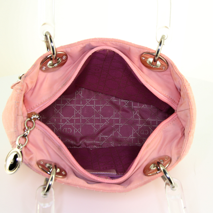 Sac à main Dior Lady Dior moyen modèle en toile cannage rose-pale et plexiglas transparent - Detail D3